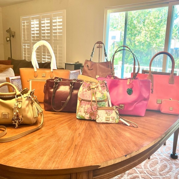 Dooney & Bourke beautiful hydrangea print wristlet pouch brand new with tags - Picture 7 of 12